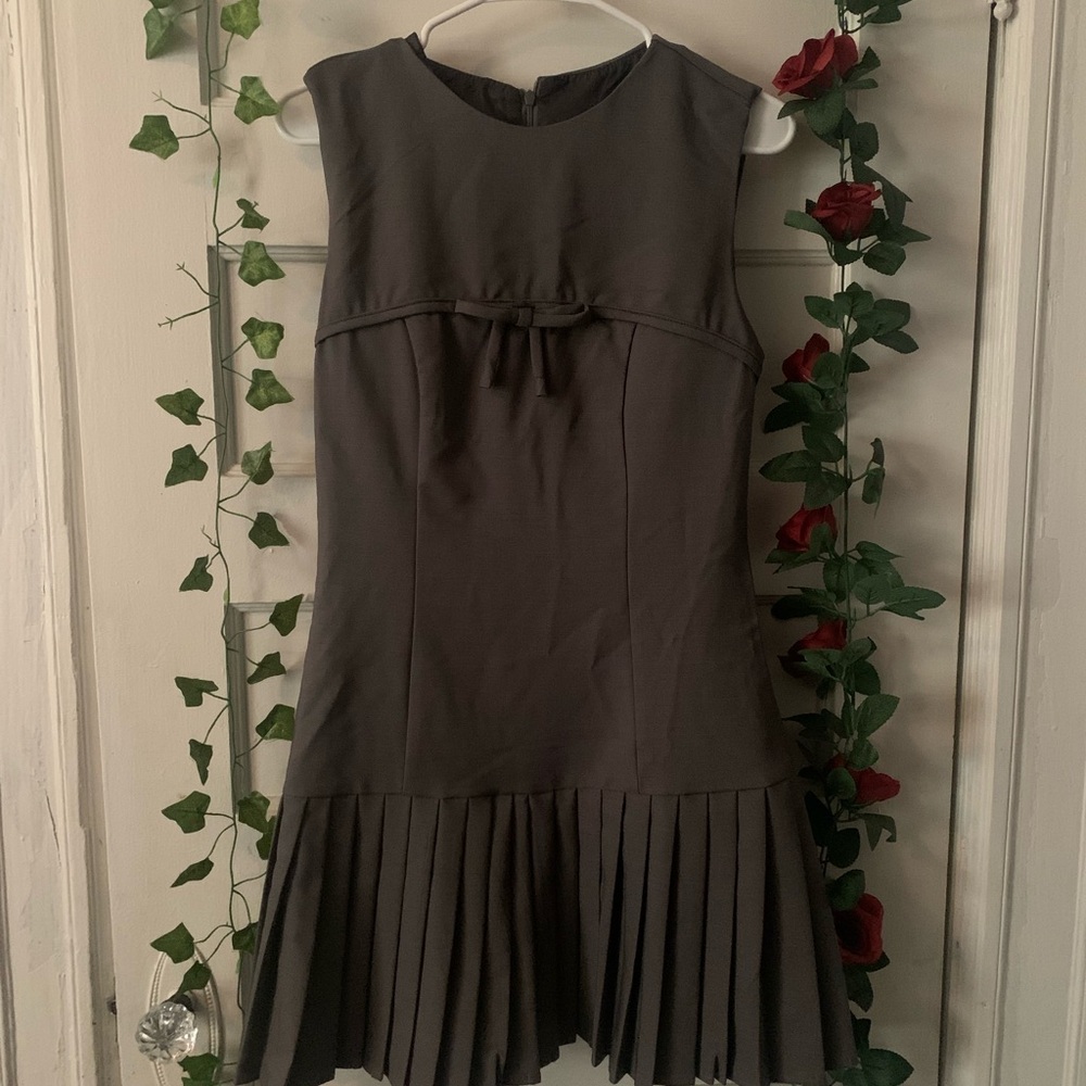 office siren gray bow front pleated sleeveless mini dress